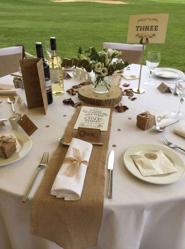 3 Advantages of Using Burlap Wedding Table Runner That You Should Know | Table Covers Depot