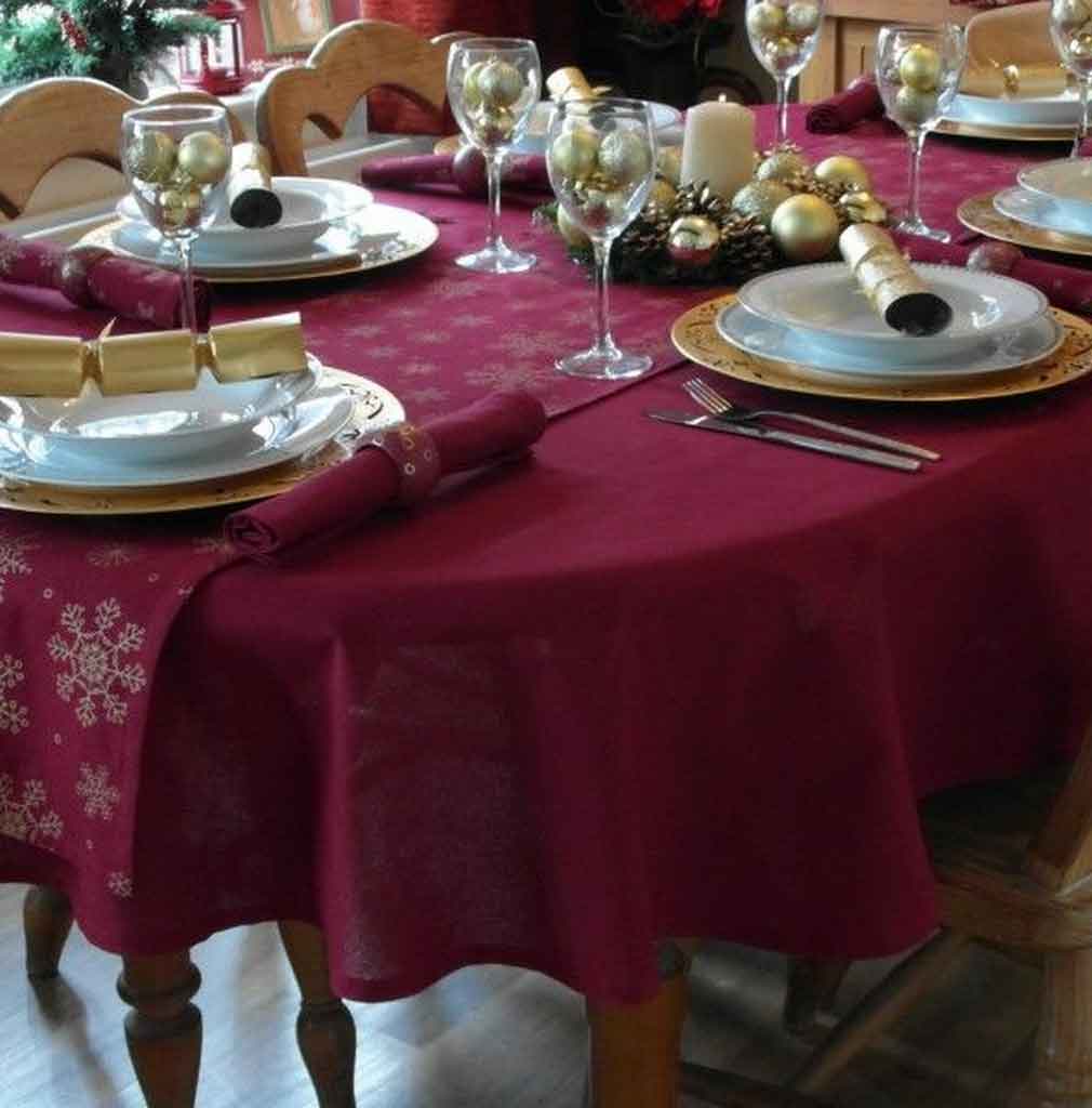 5 Best Types of Oval Holiday Tablecloth for Special Celebration | Table Covers Depot