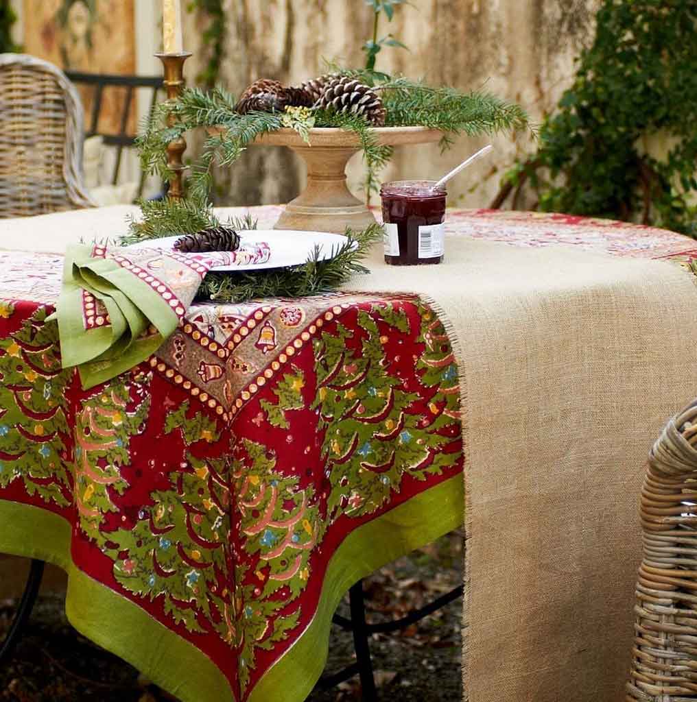 Check Out 5 Creative Way to Decorate Holiday Table Linens | Table Covers Depot