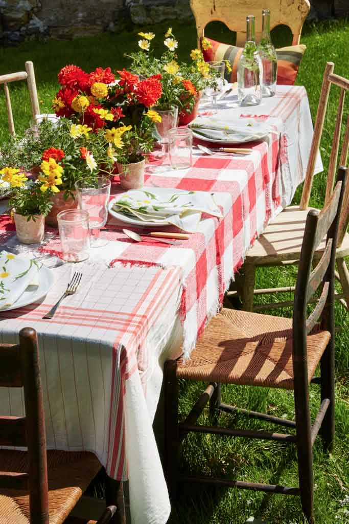 5 Inexpensive Tablecloths Ideas For Your Perfect Dinner Experience