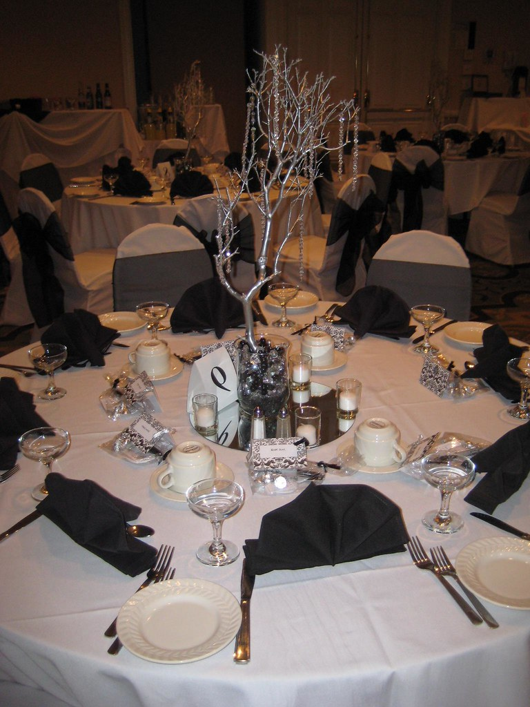 4 Tips On Using Black and White Table Linen for Wedding | Table Covers Depot