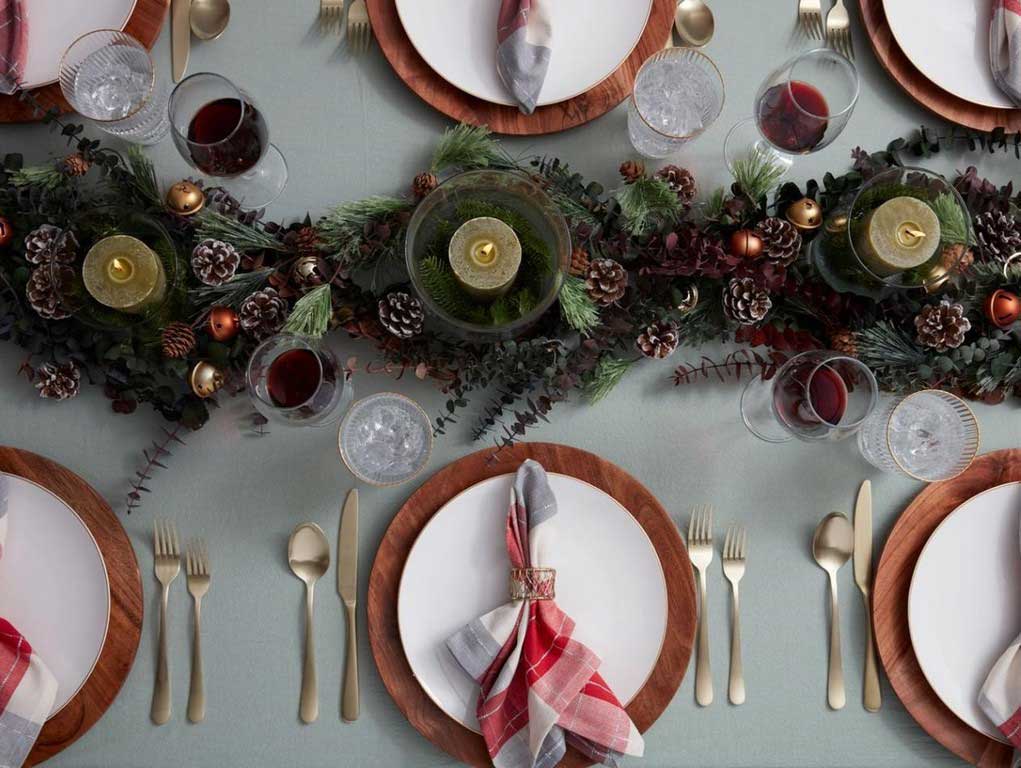 Item Recommendations to Decorate Your Dining Table For The Special Winter Day