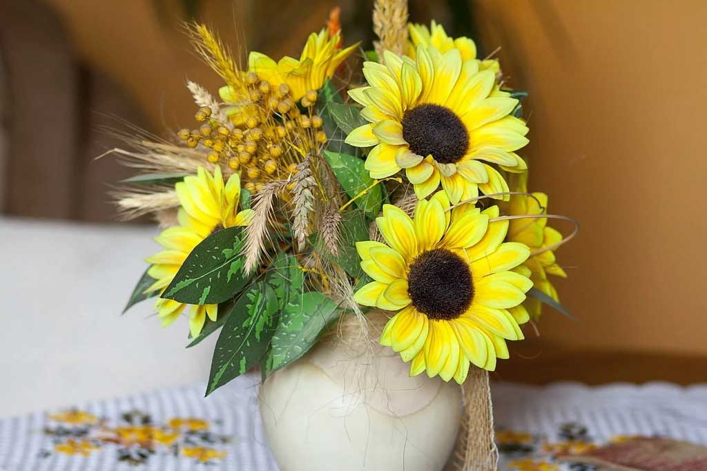 Several Flower Centerpiece Choices As an Integral Feature on Your Table Decor