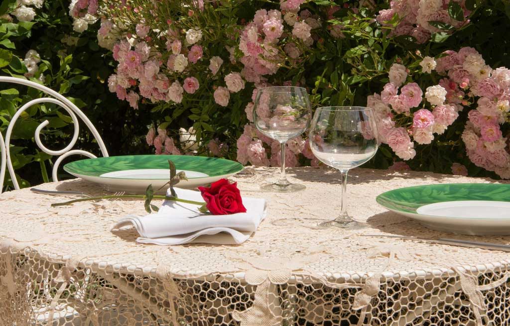 Hosting A Summer Party? Outdoor Summer Party Decoration Ideas